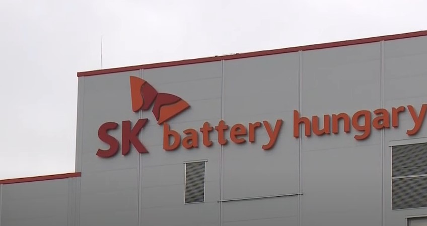 Több száz alkalmazottat rúgtak ki az iváncsai akkumulátorgyárból-