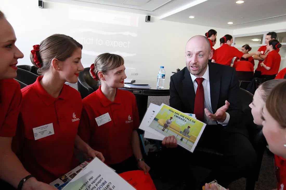 Emirates: ezeket tanulják meg a leendő légiutas-kísérők-